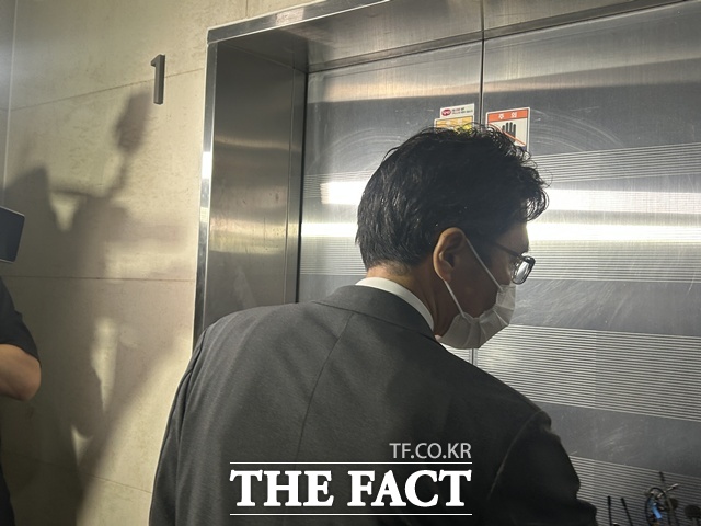 채상병 사건 외압 의혹을 수사하는 이명현 특별검사팀이 이른바 윤석열(VIP) 격노 회의에 참석했던 이충면 전 국가안보실 외교비서관을 참고인 신분으로 불러 조사한다. 이 전 비서관이 14일 오후 1시 30분 서울 서초구 특검 사무실에 출석하고 있다. /김해인 기자