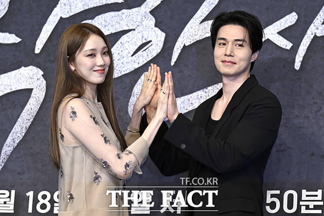 배우 이성경(왼쪽)이 이동욱과의 연기 호흡에 대해 보고만 있어도 몰입이 잘 돼서 자연스러운 연기가 나왔다고 회상했다. /장윤석 기자