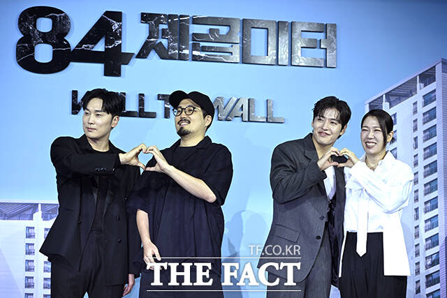 배우 서현우와 김태준 감독, 배우 강하늘, 염혜란(왼쪽부터)이 14일 오전 서울 중구 앰배서더 서울 풀만 호텔에서 열린 넷플릭스 새 영화 84제곱미터 제작발표회에 참석해 포즈를 취하고 있다. /장윤석 기자