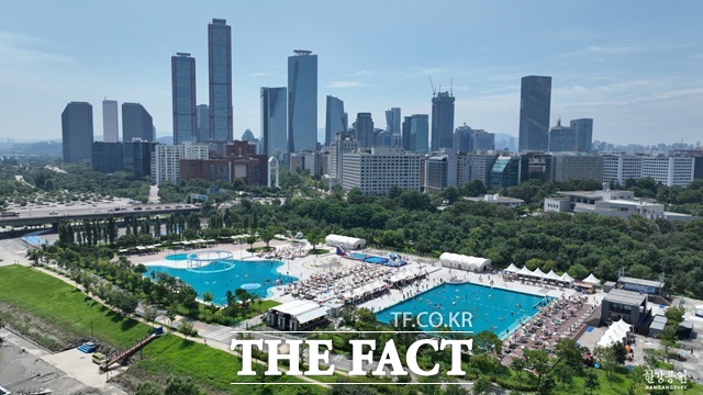 서울시 주요 자치구들이 무더위를 식혀줄 무료 물놀이장을 대거 개장해 시민들에게 도심 속 피서처를 제공하고 있다. 여의도 한강공원 내 물놀이장./서울시