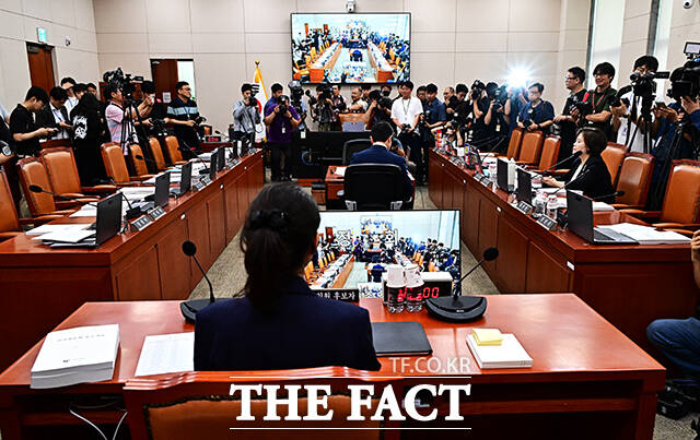 속개 기다리는 강선우 여성가족부 장관 후보자.