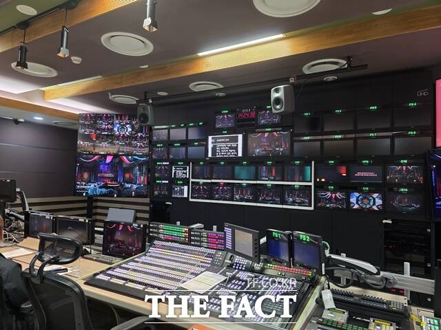 심야괴담회는 괴스트의 사연 낭독과 재연 장면, 어둑시니의 촛불로 하나의 이야기가 완성된다. /최수빈 기자