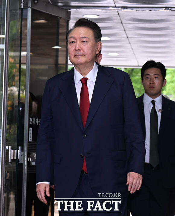 윤석열 전 대통령이 9일 오후 서울 서초구 서울중앙지방법원에서 열린 구속 전 피의자 심문(영장실질심사)에 출석하고 있다. /이새롬 기자