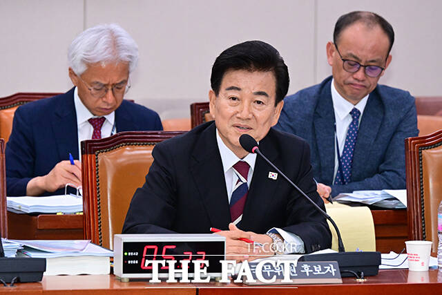 정동영 통일부 장관 후보자는 14일 윤석열 정부 시기 효력이 정지된 9·19 군사합의를 일방적으로 복원할 수 있다고 밝혔다.북한이 우리의 주적이라는 의견에는 동의하지 않는다고 답했다. /남윤호 기자