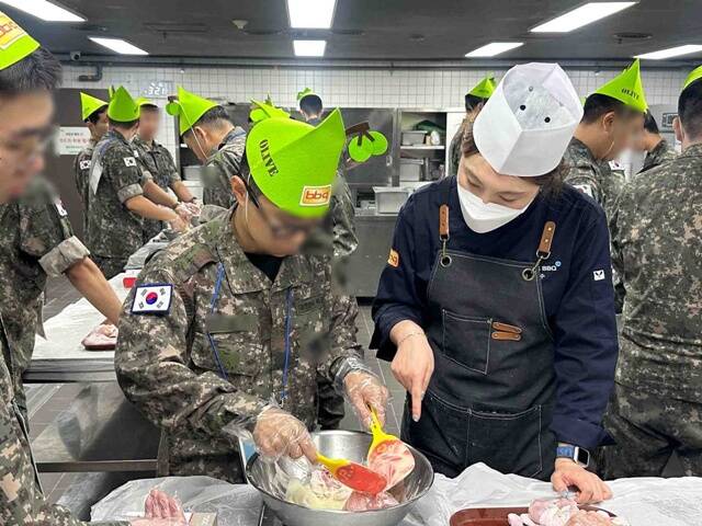 BBQ가 군인 대상 치킨캠프를 개최했다. /제너시스BBQ 그룹