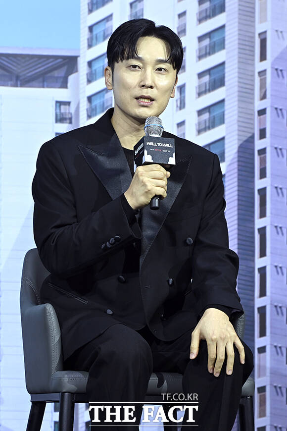 배우 서현우가 14일 오전 서울 중구 앰배서더 서울 풀만 호텔에서 열린 넷플릭스 새 영화 84제곱미터 제작발표회에 참석해 취재진의 질문에 답하고 있다. /장윤석 기자