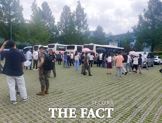 경기 가평군에 소재한 제3수송교육연대의 교육생들이 새로운 면회장소인 자라섬 주차장에서 가족들을 만나고 있다. /가평군
