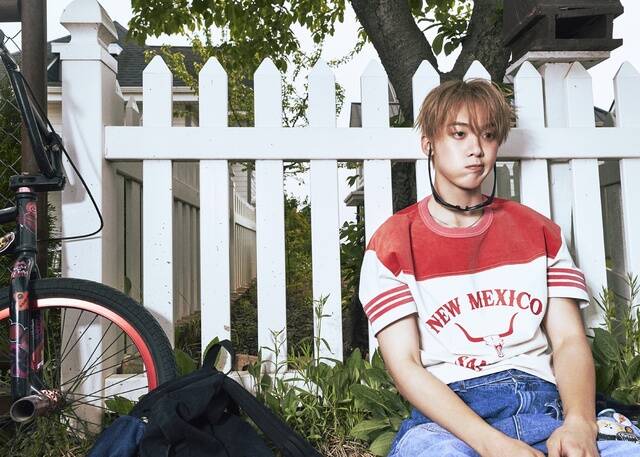 윤산하가 지난 15일 미니 2집 CHAMELEON을 발매했다. 지난해 8월 발매한 첫 솔로 앨범 DUSK(더스크) 이후 11개월 만이다. /판타지오