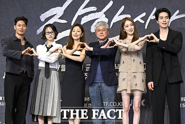 배우 박훈 류혜영 오나라, 송해성 감독, 배우 이성경 이동욱(왼쪽부터)이 14일 오후 2시 서울 구로구 더 링크 호텔에서 열린 JTBC 새 금요시리즈 착한사나이 제작발표회에 참석했다. /장윤석 기자