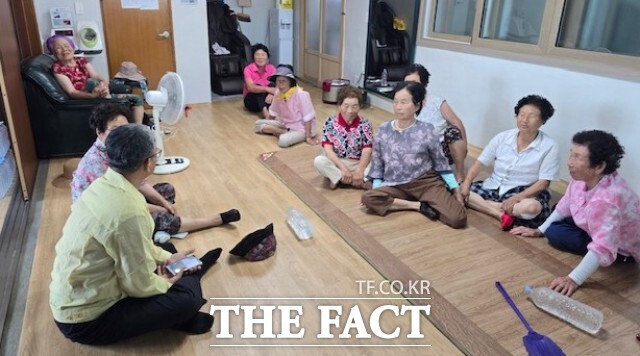 주요 점검 항목은 △쉼터 개방 여부 △에어컨 등 냉방기기 작동 상태 △이용 안내표지 설치 △비상연락망 구축 여부 등이다. 시는 점검 과정에서 확인된 미흡 사항에 대해서는 현장에서 즉시 보완 조치를 취해 실효성을 높였다. / 정읍시