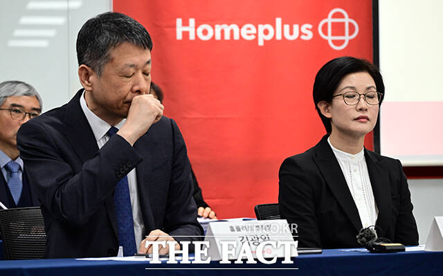 김광일 MBK 파트너스 부회장과 조주연 홈플러스 대표가 14일 오전 서울 강서구 홈플러스 본사에서 기업회생 신청과 관련한 기자간담회에 참석해 기자들의 질문을 받고 있다. /임영무 기자