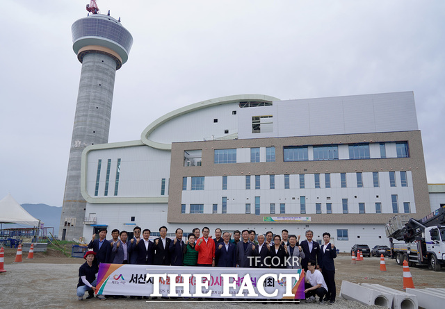 서산시가 양대동에 공사 중인 자원회수시설인 광역 소각시설 착화식 행사를 갖고 이완섭 서산시장(붉은색 상의, 가운데)과 참석자들이 기념촬영을 하고 있다. /서산시