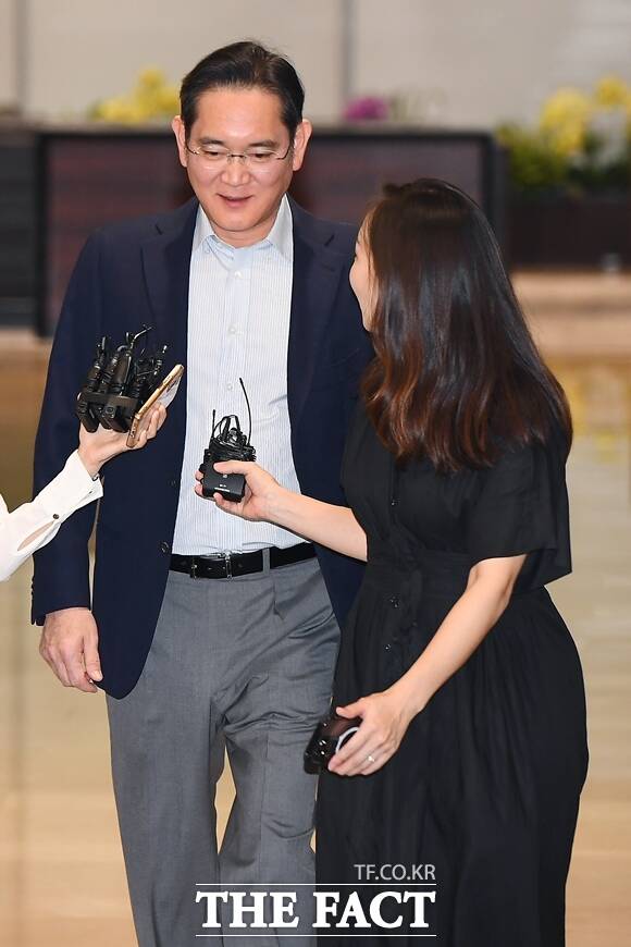 이재용 삼성전자 회장이 미국 선밸리 콘퍼런스에 참석한 뒤 14일 오전 귀국했다. 사진은 지난해 6월 미국 출장을 마친 이 회장이 서울 강서구 김포비즈니스항공센터로 입국하는 모습. /더팩트 DB