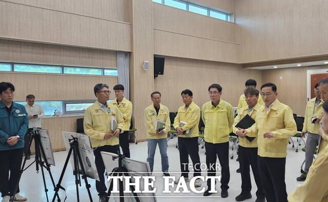 노홍석 전북도 행정부지사(오른쪽 첫 번째)가 완주군 운주면 행정복지센터를 찾아 재해복구사업 및 폭염대책 현황을 보고받고 있다. /전북도