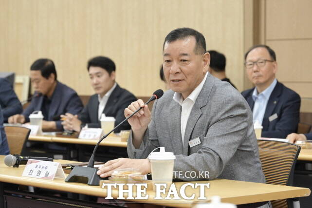 최원철 공주시장이 14일 시청 대백제실에서 열린 지역 도의원을 초청 정책간담회에서 인사말을 하고 있다. /공주시