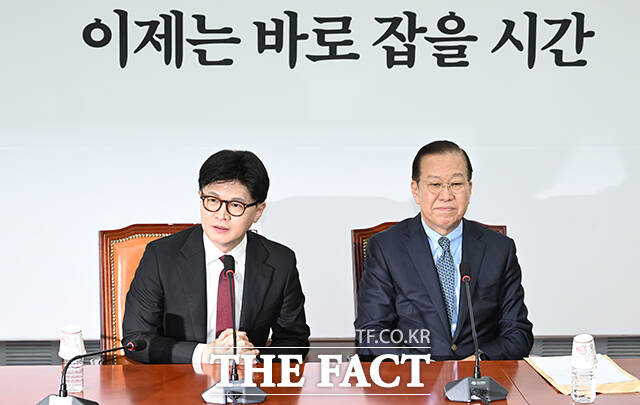 국민의힘 한동훈(왼쪽) 전 대표와 권영세 전 비상대책위원장이 14일 신경전을 벌였다. 사진은 지난 4월 10일 당시 한 전 대표가 국회에서 권 전 위원장을 예방한 모습. /박헌우 기자