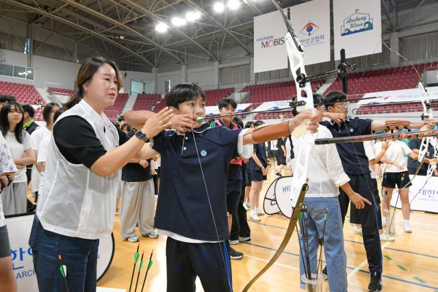 현대모비스는 지난 12일 충남 천안에 있는 남서울대학교에서 전국 21개 중학교에서 약 300명 학생이 참가한 2025 현대모비스와 함께하는 학교스포츠클럽 양궁대회를 개최했다. /현대모비스