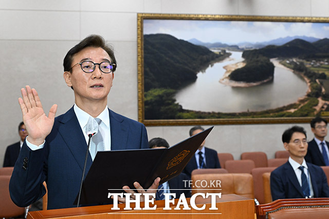 전재수 해양수산부 장관 후보자가 14일 오전 서울 여의도 국회 농림축산식품해양수산위원회에서 열린 인사청문회에서 선서를 하고 있다. /국회=남용희 기자
