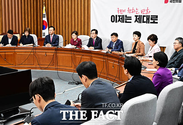 이런 상황 속 전당대회 흥행 가능성에 물음표가 찍힌다. 사진은 송언석 국민의힘 비상대책위원장 겸 원내대표가 8일 오전 서울 여의도 국회에서 열린 정책조정회의에 참석해 모두발언을 하고 있는 모습. /배정한 기자