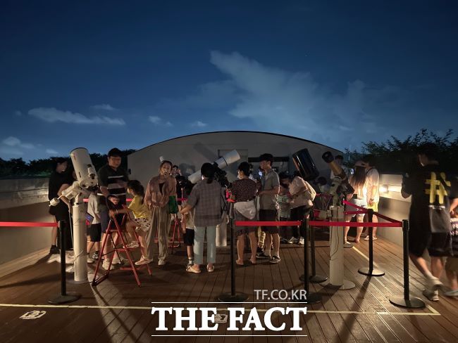 야간 천체관측 프로그램을 이용하는 시민들 /부천시