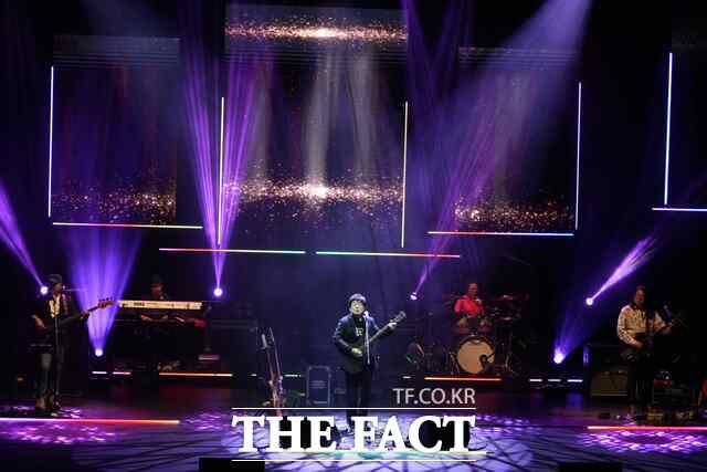 11일 당진문예의전당 대공연장에서 열린 김창완밴드 콘서트 ‘회상’ 공연 장면. /당진문화재단