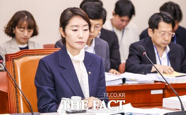 강선우 여성가족부 장관 후보자가 14일 서울 여의도 국회에서 열린 여성가족위원회의 인사청문회에 앞서 자리에 앉아 있다./뉴시스