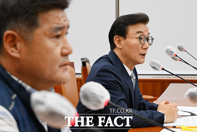 해수부 이전 관련 질의에 답하는 전 후보자(오른쪽).