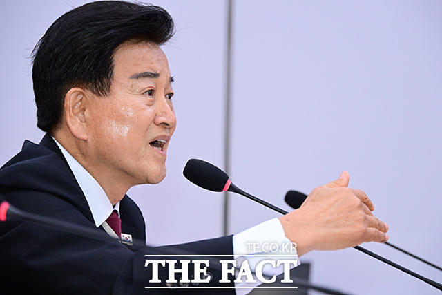 정동영 통일부 장관 후보자는 14일 배우자가 태양광 사업을 영위하는 과정에서 영농형 태양광 지원법안을 공동발의한 데 대해 이해충돌 소지가 없다는 취지로 해명했다. /국회=남윤호 기자