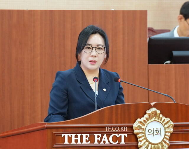 김은아 의원이 제260회 아산시의회 임시회 제1차 본회의에서 발언을 하고 있다./아산시의회