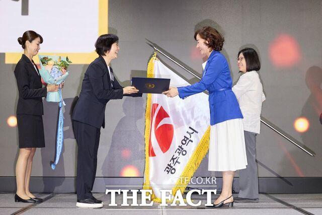 광주시가 제14회 인구의 날 기념식에서 국무총리 표창을 수상하고 있다. /광주시