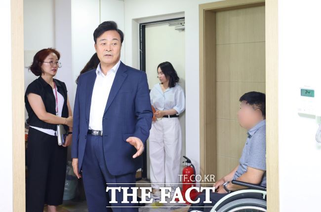 김성제 의왕시장이 하절기 취약계층 건강 보호 지원사업 현장을 점검하고 있다./의왕시