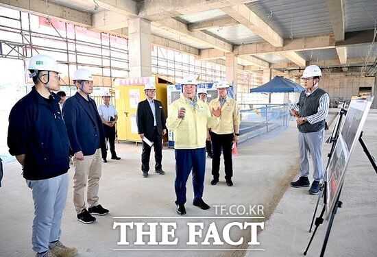 김경일 경기 파주시장(왼쪽 5번째)이 지역 내 대규모 건설 현장을 직접 찾아 폭염 속에서도 노동자들이 안전하고 쾌적한 환경에서 작업할 수 있도록 지속적인 관심과 개선을 당부하고 있다./파주시