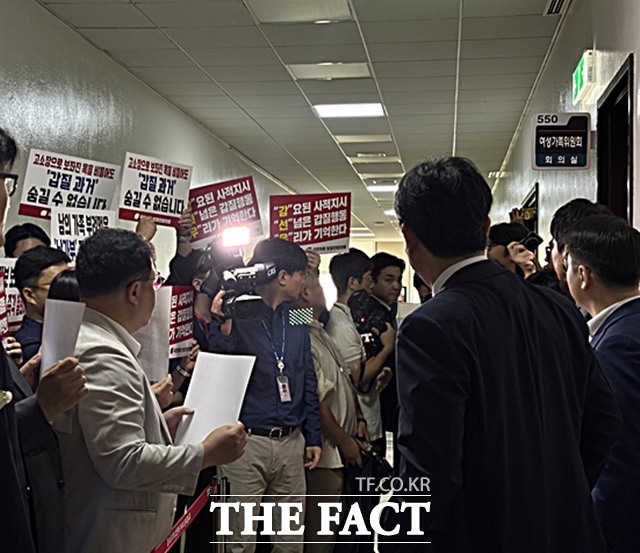 14일 오전 강선우 여성가족부 후보자의 인사청문회에 앞서 국민의힘 보좌진협의회 소속 보좌진 30여명이 피켓 시위를 하고 있다. /국회=이하린 기자