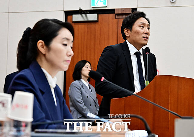 이의일 엑셀세라퓨틱스 대표가 14일 오후 서울 여의도 국회에서 열린 강선우 여성가족부 장관 후보자 인사청문회에 증인으로 출석해 질의에 답변을 하고 있다. /국회=배정한 기자