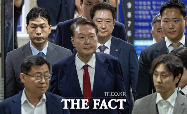 윤석열 전 대통령이 9일 서울 서초구 서울중앙지방법원에서 열린 2차 구속 전 피의자 심문(영장실질심사)을 마친 뒤 서울구치소로 향하고 있다. 2025.07.09 사진공동취재단