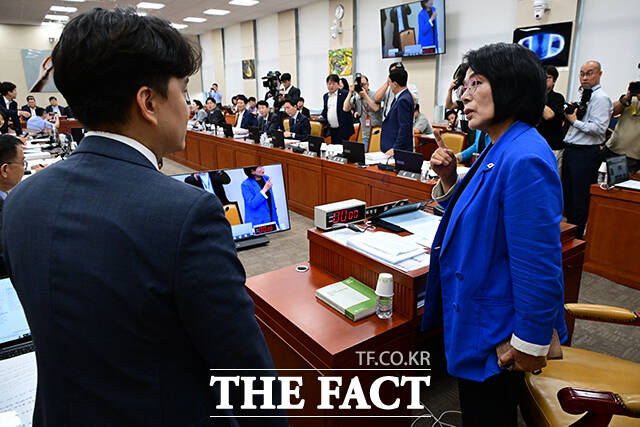 배경훈 과학기술정보통신부 장관 후보자 인사청문회가 여야의 극한대치가 계속되면서 시작도 못하고 파행했다. 14일 오전 서울 여의도 국회에서 배경훈 과학기술정보통신부 장관 후보자의 인사청문회를 앞두고 최민희 위원장이 국민의힘 의원들의 항의 피켓과 관련해 관계자와 대화하고 있다. /남윤호 기자