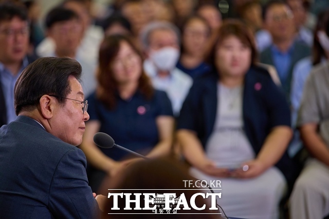 이재명 대통령이 4일 오후 대전컨벤션센터에서 열린 국민소통 행보, 충청의 마음을 듣다 타운홀미팅에서 참석자 의견을 듣고 있다. /대통령실