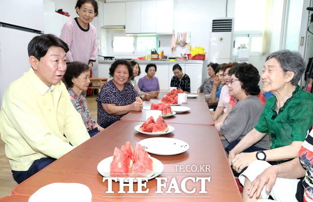 우범기 전북 전주시장(왼쪽)이 무더위쉼터로 운영 중인 평화주공2차 경로당 현장을 찾아 시설 내 불편사항을 직접 챙기고 있다. /전주시