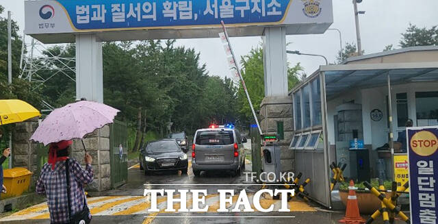 특검이 윤석열 전 대통령에게 14일 오후 2시까지 출석을 요구한 가운데 서울구치소 앞은 하루 종일 지지자와 반대 진영 간의 집회로 긴장감이 감돌았다. 서울중앙지법의 차량이 서울구치소로 진입하자 윤 전 대통령 지지자들이 차량을 향해 소리치고 있다. /서울구치소=오승혁 기자