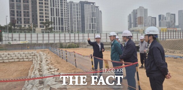 김병근 충남도개발공사 사장이 건설현장 안전점검 체계를 점검하고 있다. /충남개발공사