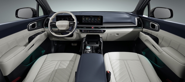 시작 가격은 개별소비세 3.5% 기준으로 △2.5 가솔린 터보 3580만원 △2.2 디젤 3750만원 △1.6 가솔린 터보 하이브리드(전륜구동) 3896만원 △하이브리드(사륜구동) 4225만원이다. The 2026 쏘렌토 내장. /기아