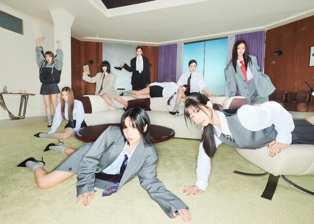 첫 트랙으로 시작해 마지막 트랙 HEARTBREAK AVENUE에 이르는 순간, 앨범은 찬란했던 지난 10년을 넘어 앞으로의 새로운 10년을 향해 외치는 선언으로 느껴진다. /JYP엔터