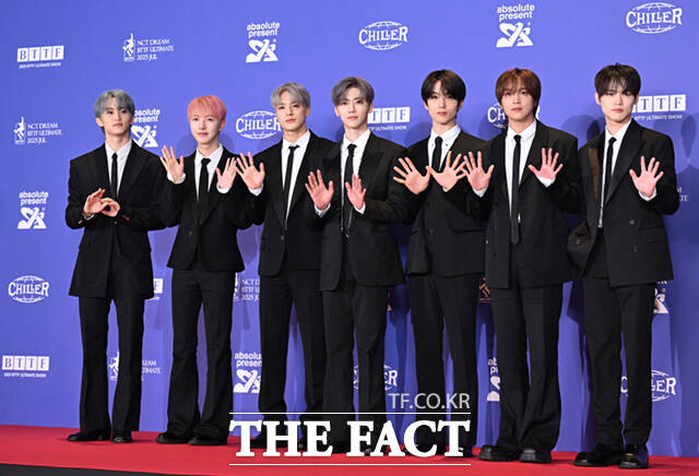 그룹 엔시티 드림(NCT DREAM) 마크, 런쥔, 제노, 재민, 지성, 해찬, 천러(왼쪽부터)가 14일 서울 송파구 롯데시네마 월드타워에서 열린 정규 5집 고 백 투 더 퓨처(Go Back To The Future) 제작발표회에 참석해 포즈를 취하고 있다. /이새롬 기자