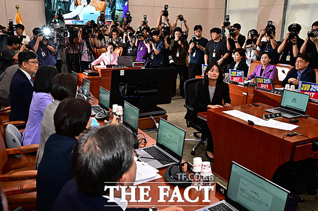 정회 선언하는 이인선 여가위원장.