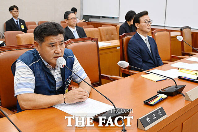 이상국 해양수산부 노조 지부장(왼쪽)이 14일 오후 서울 여의도 국회 농림축산식품해양수산위원회에서 열린 전재수 해양수산부 장관 후보자 인사청문회에서 해수부 부산 이전에 관한 의원 질의에 답하고 있다. /국회=남용희 기자