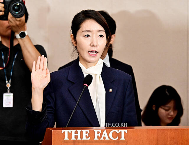 강선우 여성가족부 장관 후보자가 14일 오전 서울 여의도 국회 여성가족위원회에서 열린 인사청문회에 참석해 증인 선서를 하고 있다. /국회=배정한 기자