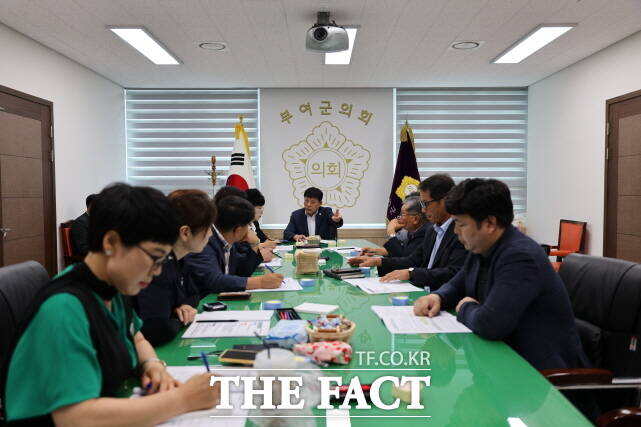 부여군의회가 14일 의정협의회실에서 2025년 제5차 의정협의회를 열고 있다. /부여군의회