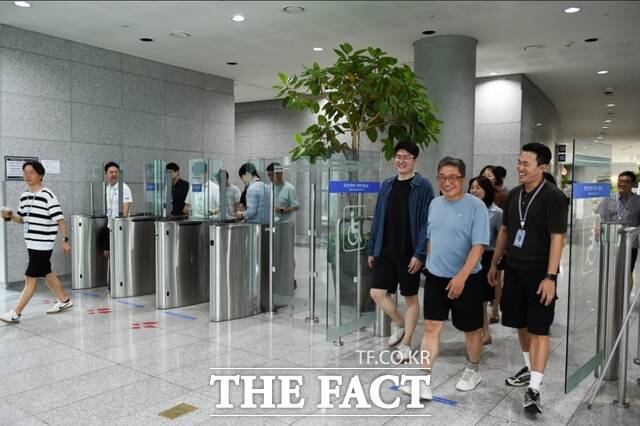 14일 인천국제공항공사 청사에서 시행된 ‘시원한 반바지 데이 캠페인’에서 이학재 사장(가운데) 및 임직원들이 반바지를 착용하고 기념 사진을 촬영하고 있다./인천공항공사