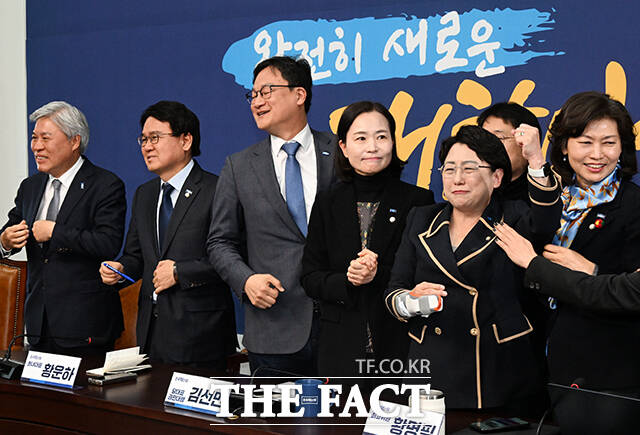 김선민 당대표 권한대행(오른쪽 두 번째)을 비롯한 조국혁신당 의원들이 지난 4월 4일 국회에서 윤석열 전 대통령 파면 선고를 확인한 뒤 기뻐하는 모습. /배정한 기자