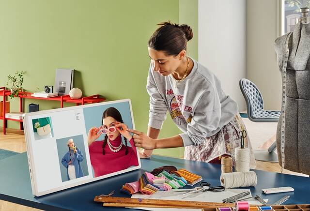 LG전자는 이동식 스크린 LG 스탠바이미 2를 글로벌 시장에 출시해 국내 판매 호조를 해외로 이어갈 계획이라고 14일 밝혔다. /LG전자